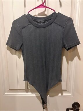 Steve Madden Charcoal Ribbed Pointed-Hem Tee